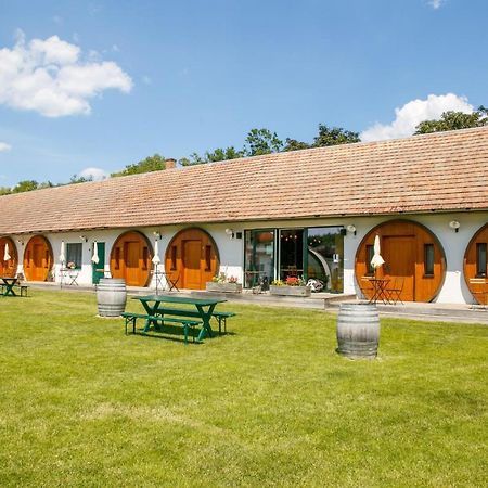 Hotel Winzerhof Küssler - Weinviertel Stillfried Exterior foto