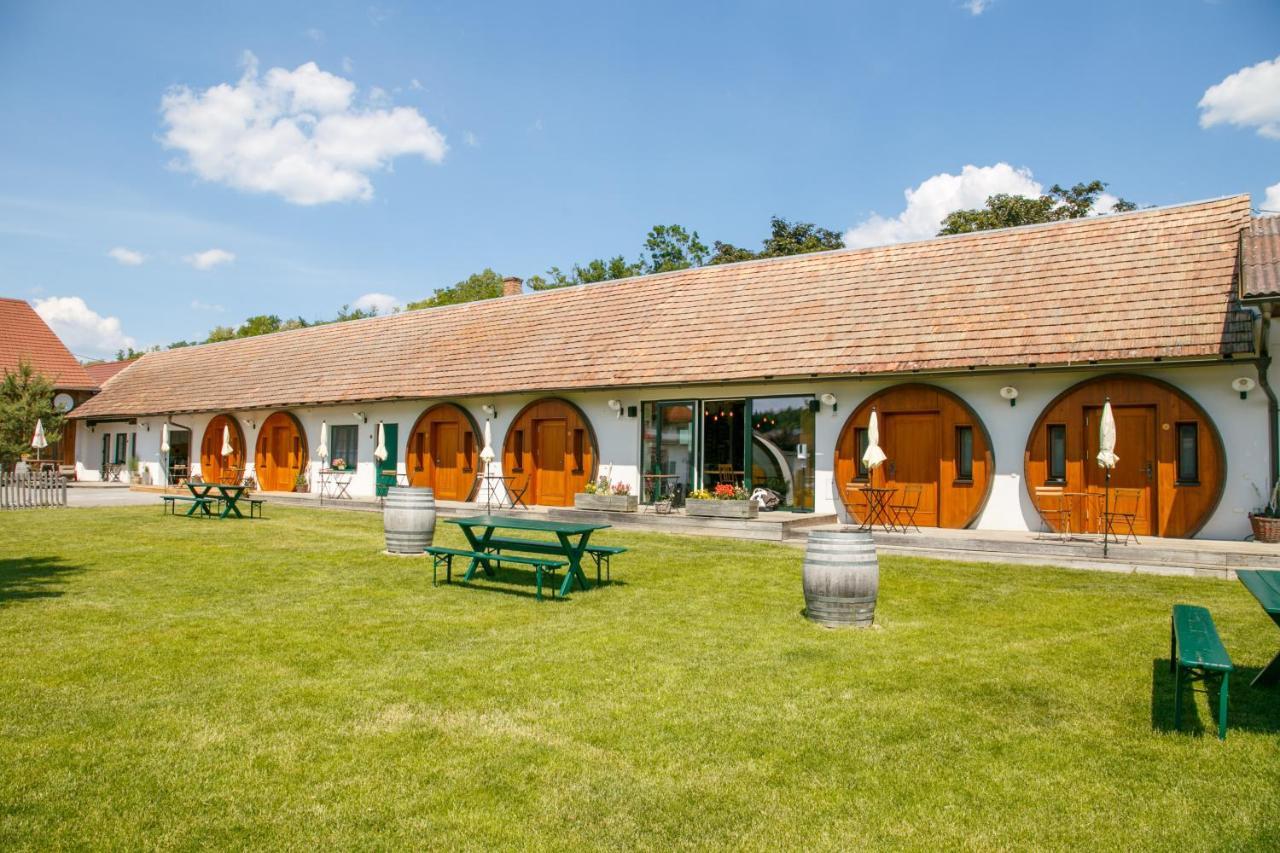 Hotel Winzerhof Küssler - Weinviertel Stillfried Exterior foto